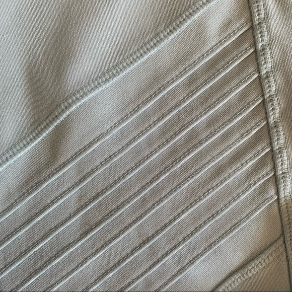 Mondetta performance gear MPG active wear capri and sweater set - Picture 3 of 8